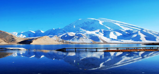 新疆喀什卡拉库里湖美景图片
