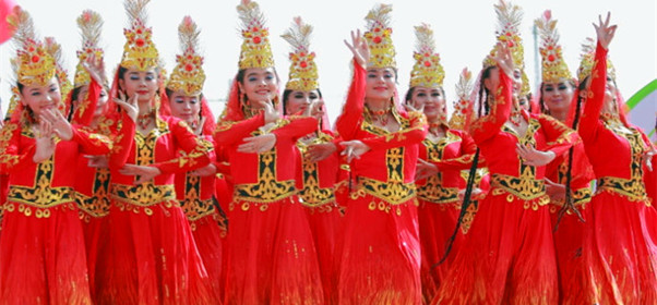 新疆维吾尔族服饰女装图片