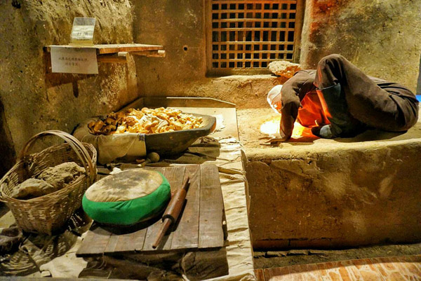 新疆吐鲁番维吾尔古村内烤馕图片