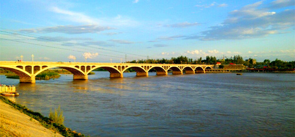 新疆伊犁河大桥景区图片