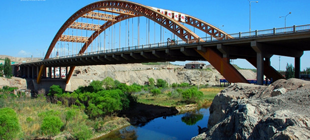 新疆库尔勒孔雀河大桥图片