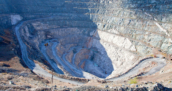 新疆富蕴可可托海三号矿坑风景区图片
