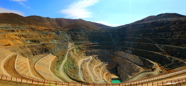 新疆富蕴可可托海三号矿坑风景区图片