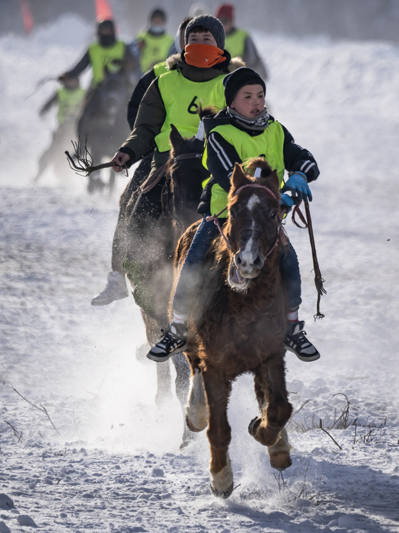 冬季新疆雪地赛马