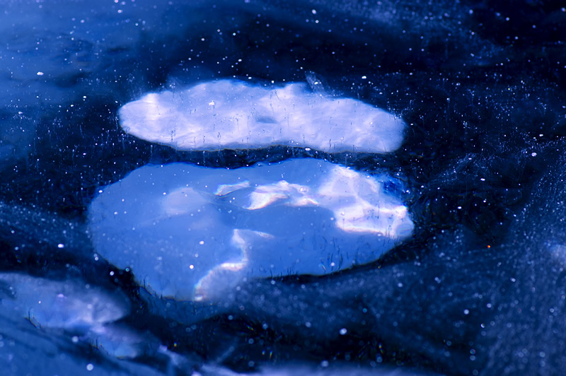 冬季赛里木湖冰泡图片
