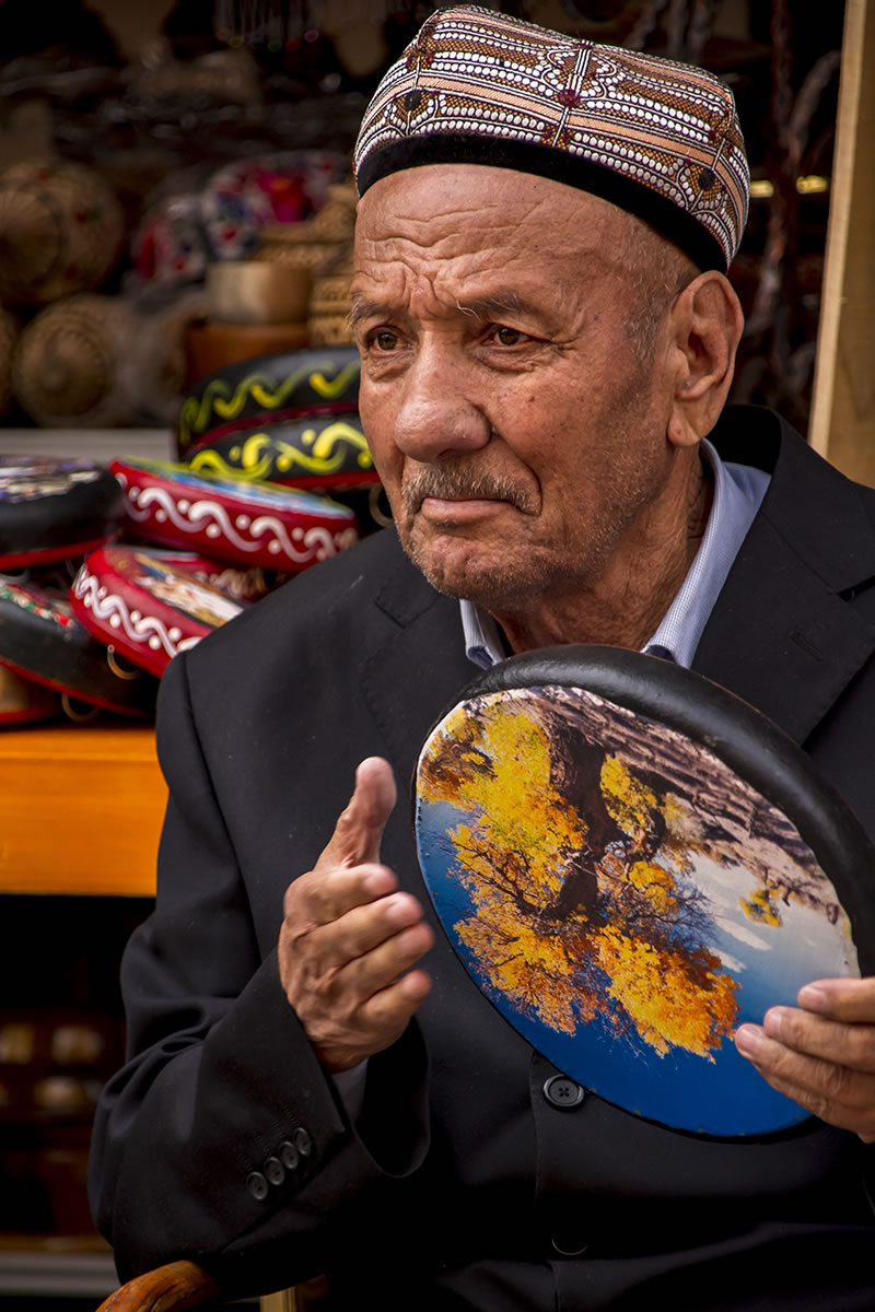 喀什古城维吾尔族老人打手鼓